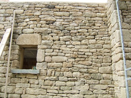 Mur de pierre et entourage fenêtre